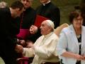 El Papa Francisco saludando a uno de los miembros del grupo de peregrinos eslovacos.