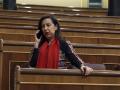 La ministra Margarita Robles hablando por teléfono en el Congreso