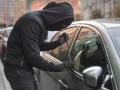 Imagen de recurso de un ladrón robando un coche.