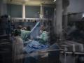 Un paciente de covid recibe tratamiento en un hospital de Barcelona