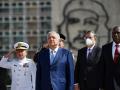 El presidente de México Andrés Manuel López Obrador (c), junto al vicepresidente cubano Salvador Antonio Valdés Mesa (d), participan en la ceremonia de colocación de una ofrenda floral al Héroe Nacional cubano José Martí, en la Plaza de la revolución hoy en La Habana (Cuba)