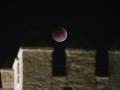 Vista de la Luna sobre las almenas de la torre de la Calahorra, en la ciudad de Córdoba, durante el eclipse total registrado durante la madrugada de este lunes.