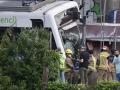 Operarios acuden al lugar del accidente entre dos trenes en Sant Boi de Llobregat