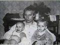 El presidente ruso, Vladimir Putin, con sus dos hijas en brazos