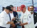 Juan Carlos I y la tripulación del barco "Bribón 500" recogen el Trofeo Viajes InterRías tras la regata disputada este domingo en Sanxenxo