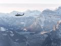 Un helicóptero sobrevuela los Alpes suizos