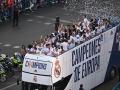 El autobús descapotable del Real Madrid, a su llegada a Cibeles