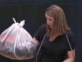 La portavoz del PSOE en el Ayuntamiento de Madrid, Mar Espinar, lleva al Pleno de Cibeles una bolsa de basura para ejemplificar la suciedad en las calles.
POLITICA 
PSOE DE MADRID