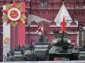 Vehículos militares rusos ruedan durante el desfile militar del Día de la Victoria en Moscú, Rusia