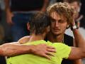 Nadal y Zverev se abrazan tras la lesión y retirada del alemán