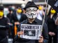 Un activista pro-democracia, enmascarado, en el acto conmemorativo en Hong Kong
