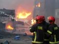 Bomberos extinguen el incendio provocado en Chittagong, Bangladesh