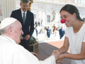 Carlota saluda al Papa con una nariz de payaso