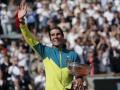 Rafa Nadal saluda al público que tanto le ha apoyado en esta edición de Roland Garros