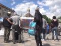 Residentes de Mariúpol observan un "camión pantalla" con propaganda rusa
