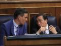El presidente del Gobierno, Pedro Sánchez, conversa con el ministro de Asuntos Exteriores, José Manuel Albares