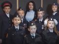 Un coro de niños pequeños entona la canción "Tío Vlad, estamos contigo" en el vídeo oficial