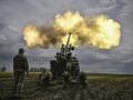 Soldados del ejército ucraniano disparan un howitzer 'Caesar' de origen francés
