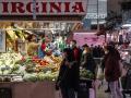 Varias personas compran en un puesto de fruta y verdura en el Mercado Central de Valencia, - Rober Solsona