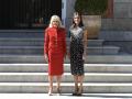 La Reina Letizia, junto a Jill Biden, este lunes por la mañana en el Palacio de La Zarzuela