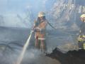 Los bomberos de Ucrania recorren los escombros del centro comercial en busca de cadáveres y supervivientes
