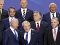El presidente turco, Recep Tayyip Erdogan (d); el presidente de los Estados Unidos, Joe Biden (i), y el primer ministro del Reino Unido, Boris Jhonson (c), entre otros líderes, posan para la foto oficial durante la primera jornada de la cumbre de la OTAN que se celebra este miércoles en el recinto de Ifema, en Madrid. EFE/Brais Lorenzo
