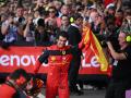 Carlos Sainz, con la bandera de España, celebrando la victoria en Silverstone