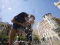 Un hombre se refresca para aliviar el calor en una fuente del centro de Córdoba