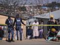 La zona del crimen acordonada por la Policía, en Soweto, Johannesburgo
