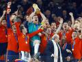 Los jugadores de la selección española en el momento de recoger la copa, el momento más esperado por el fútbol español en toda la historia