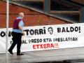 Un hombre pasa junto a una pancarta de bienvenida al histórico dirigente de ETA José Javier Zabaleta Elosegi, "Baldo"