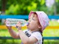 Niña de dos años en un parque hidratándose