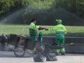 Imagen de archivo de dos empleados de limpieza y jardines de Madrid