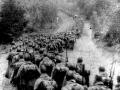 Los soldados soviéticos marchan en Polonia