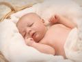 Durante el primer mes de vida, el periodo más largo en que los niños duermen se da indistintamente por la noche o por el día. Y dura de 3 a 4 horas.