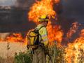 Un bombero observa las llamas del incendio en Quintanilla del Coco