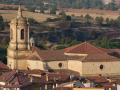 Vista aérea de la abadía benedictina de Santo Domingo de Silos, asediada por un incendio forestal que no ha dañado el histórico monasterio