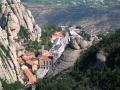 Monasterio de Montserrat
Uno de los lugares más antiguos de España de veneración a la Virgen. La tradición remonta al siglo IX el inicio de esta devoción, si bien es el Abad Oliba el fundador del monasterio en el siglo XI. De un siglo posterior es la talla ante la que hoy se reza. La historia de este punto emblemático de la religión está plagada de todo tipo de anécdotas: un fraile que había vivido en Montserrat acompañó a Colón en una de sus travesías, y de aquello ha quedado el nombre de Montserrat en una isla del Caribe. Ha pasado por momentos luctuosos y también de enorme fulgor. Su relevancia cultural es de primer rango, y su comunidad benedictina cuenta con escolanía. Además de biblioteca con valiosos pergaminos latinos y papiros griegos, también dispone de un museo con piezas arqueológicas egipcias, así como piezas de Picasso, El Greco y pinturas modernas.