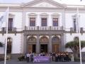 El alcalde de Santa Cruz de Tenerife, José Manuel Bermúdez, (c) junto a la Corporación municipal este sábado, en el que han guardado un minuto de silencio