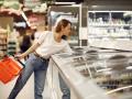 Una mujer en la sección de congelados de un supermercado