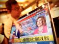 Un taiwanés observa una noticia sobre la esperada visita de Nancy Pelosi