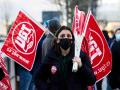 Una persona sosteniendo banderines de UGT.