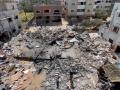 Palestinos rebuscan entre los escombros en lo que fueran sus hogares en Gaza