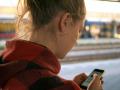 Los adolescentes guardan su móvil como un tesoro