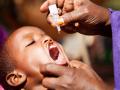La vacunación contra la poliomielitis como respuesta al brote