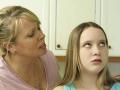 Chica adolescente ignorando a su madre