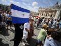 Fieles con banderas de Nicaragua han estado presentes durante el rezo del Ángelus en el Vaticano