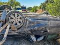 El coche quedó completamente destrozado y boca abajo