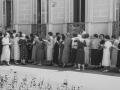 Grupo de personas esperando turno para obtener un plato de comida en los jardines de la embajada alemana de Madrid. Año 1936