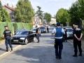 Control policial en la calle del domicilio del Imán Hassan Iquioussen, en Lourches, norte de Francia